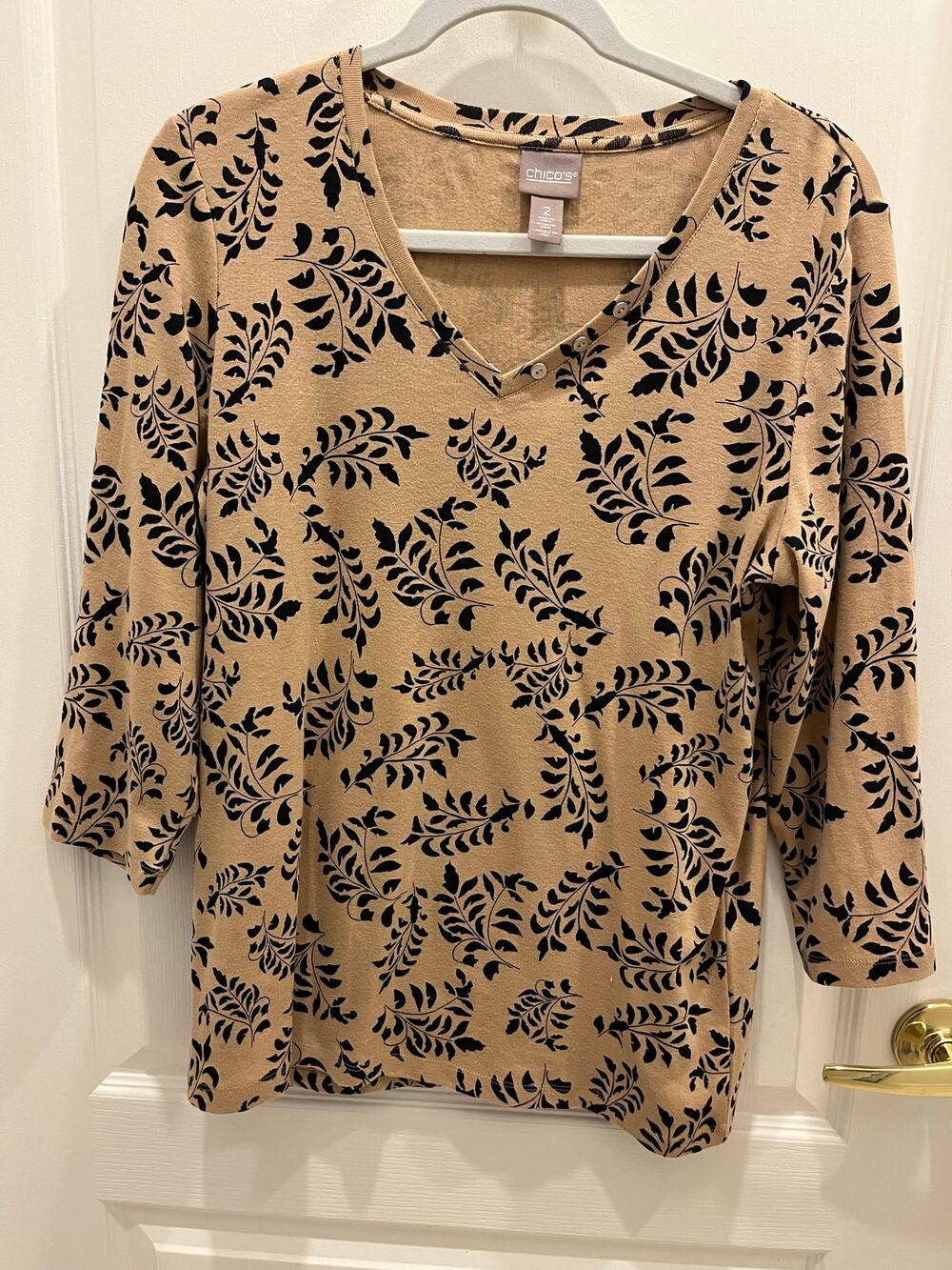 Chicos Tan Brown Fern Print 3/4 Sleeve Henley Button V-neck Top Cotton Size 2